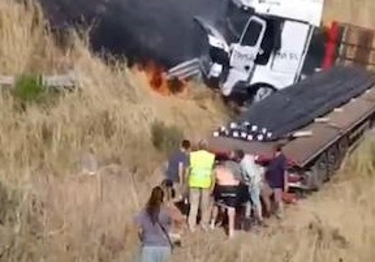 Así fue el rescate del conductor del camión en llamas en la rotonda de Aldeatejada