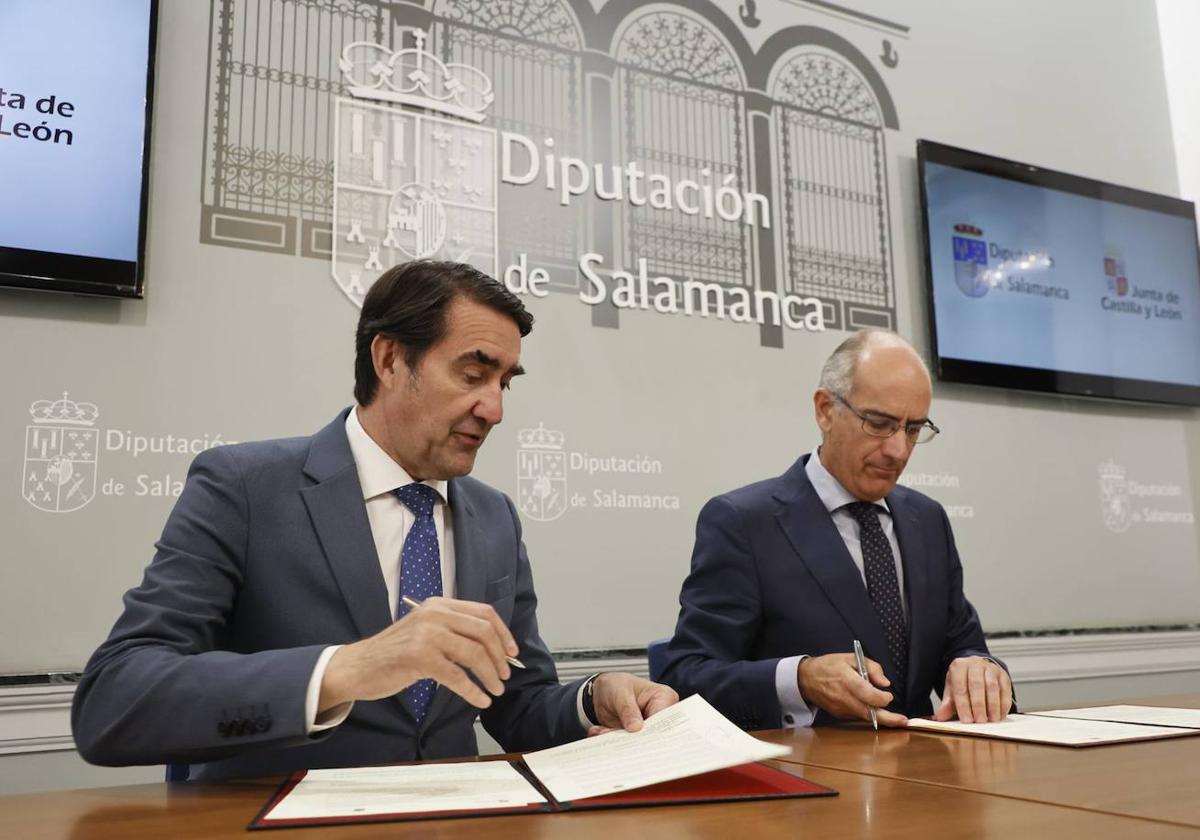 El consejero de Medio Ambiente, Juan Carlos Suárez Quiñones, y el presidente de la Diputación de Salamanca, Javier Iglesias.