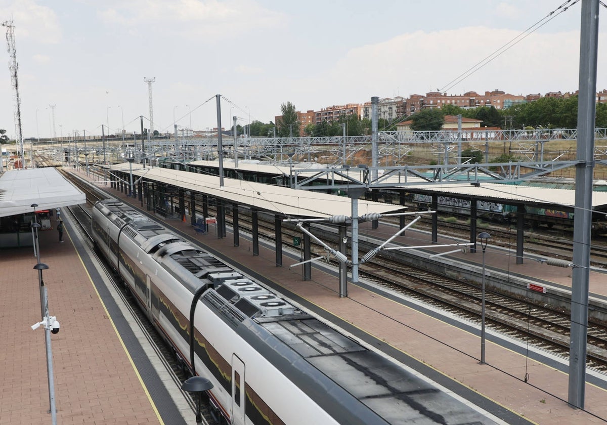 Servicio de Media Distancia llegando a la estación de Salamanca.