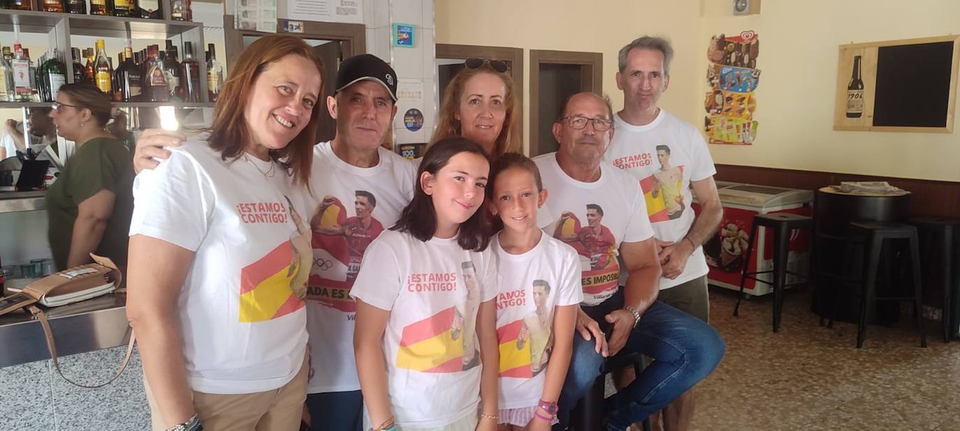 Familiares y vecinos de García Romo se congregaron para animarle desde Villar de Gallimazo