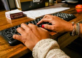 Manos de mujer trabajando en un programa SOIB Dona.