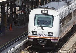 Un tren estacionado en la estación de tren de Salamanca.