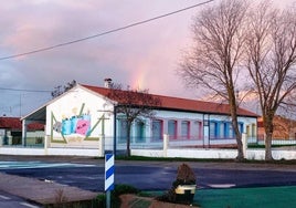 Exterior de las escuelas de Cabrillas, que el próximo curso no abrirán sus puertas por falta de alumnos.