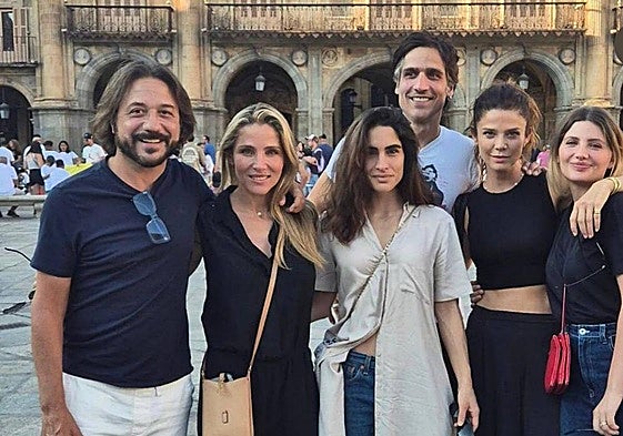 Enrique, Elsa Pataky, Fariba Sheikhan, Raúl Prieto, Juana Acosta y Miriam Giovanelli en la Plaza Mayor.