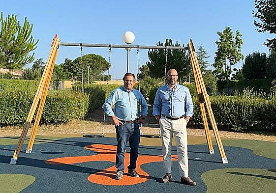 Víctor Zato y Daniel Velasco, en uno de los parques de Villamayor de Armuña.
