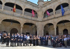 Autoridades y familiares durante el acto de despedida en la Plaza Mayor