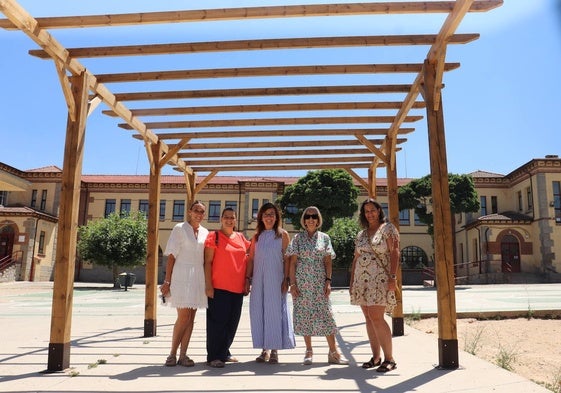 Las responsables del Ampa con la concejala de Educación y la jefa de estudios en la pérgola instalada.