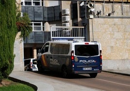 Una patrulla de la Policía Nacional entra en la Comisaría en calle Jardines.