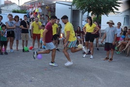 Los peñistas, en una de las pruebas disputadas en la gymkana