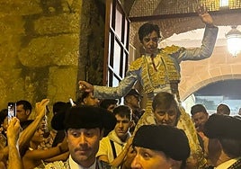 Marco Pérez, a hombros por la puerta grande en Plasencia.