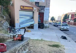 Imagen de los desperfectos tras el robo en el estanco de la CL-510, en Alba de Tormes.