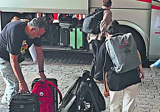 Varios pasajeros subiéndose a un bus en la estación de Salamanca.