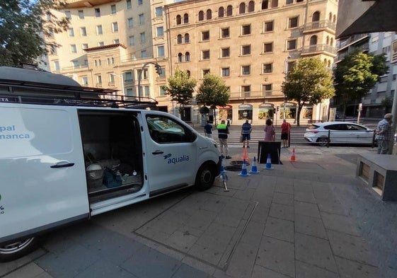 Operarios de Aqualia trabajan en la red de tuberías del Paseo de la Estación