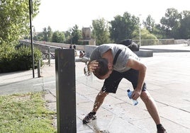 Un hombre se refresca ante el intenso calor