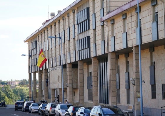 La comisaría de la Policía Nacional en la calle Jardines.