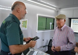 Emilio Hernández, junto a un agente de la Guardia Civil.