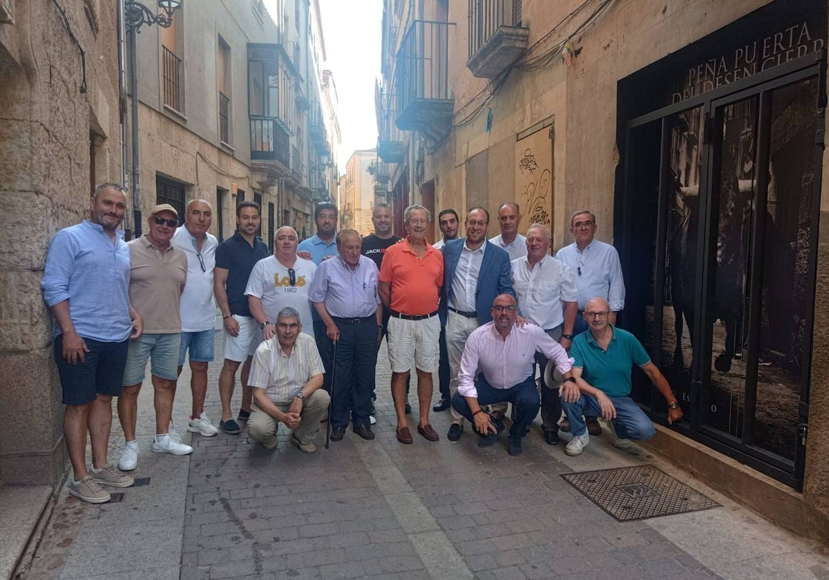 Parte de la Corporación junto a varios peñistas en la inauguración del mural