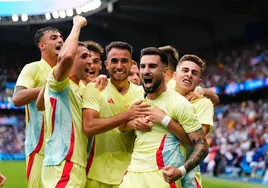 Los jugadores de La Roja celebran el tanto de Baena.