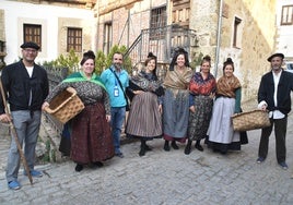 Las candelarias, dos mozos y el guía local Pedro López han participado en la ruta teatralizada