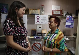 Myriam Rodríguez y Asunción Iglesias en la Asociación de Ayuda a la Mujer Plaza Mayor.