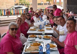 Integrantes de la peña 'La urba' durante la comida.