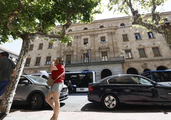 Una mujer pasa frente a la fachada del Palacio de Justicia, en Gran Vía.