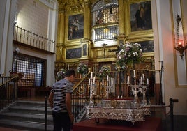 Las andas procesionales restauradas ante el sepulcro de Santa Teresa.