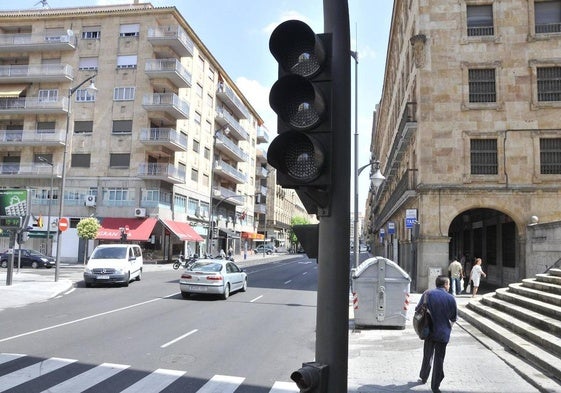 Un semáforo apagado en la Gran Vía.