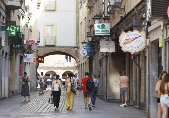 Rótulos en los comercios de la céntrica calle Prior de Salamanca.