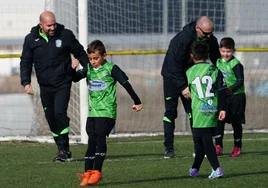 Jugadores del Cristo Rey prebenjamín celebran un tanto durante la pasada temporada.