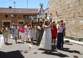 Vecinas de Valdelosa durante la procesión