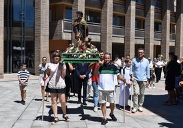 Vecinos de Carbajosa de la Sagrada con la imagen de San Roque.