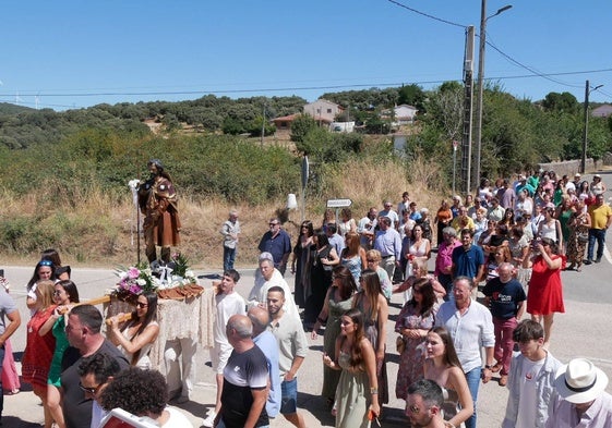 Imagen de la procesión de San Roque por las calles de Membribe