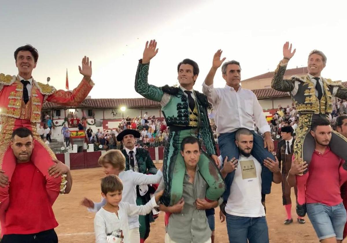 Escribano, El Capea, Garrido y Victorino Martin a hombros al finalizar el festejo.