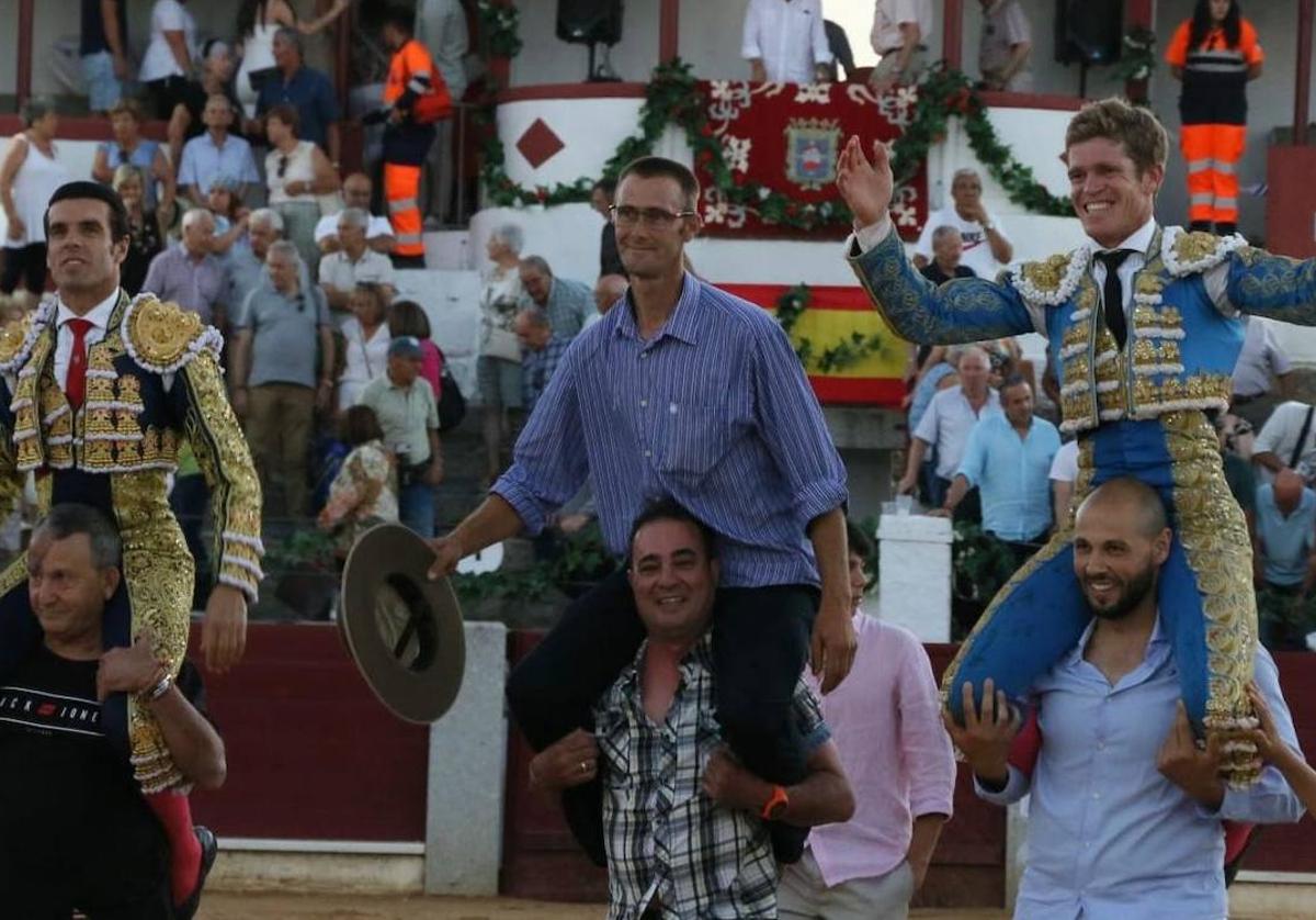 Emilio de Justo, Borja Jiménez y el mayoral de Vellosino, a hombros al finalizar el festejo.