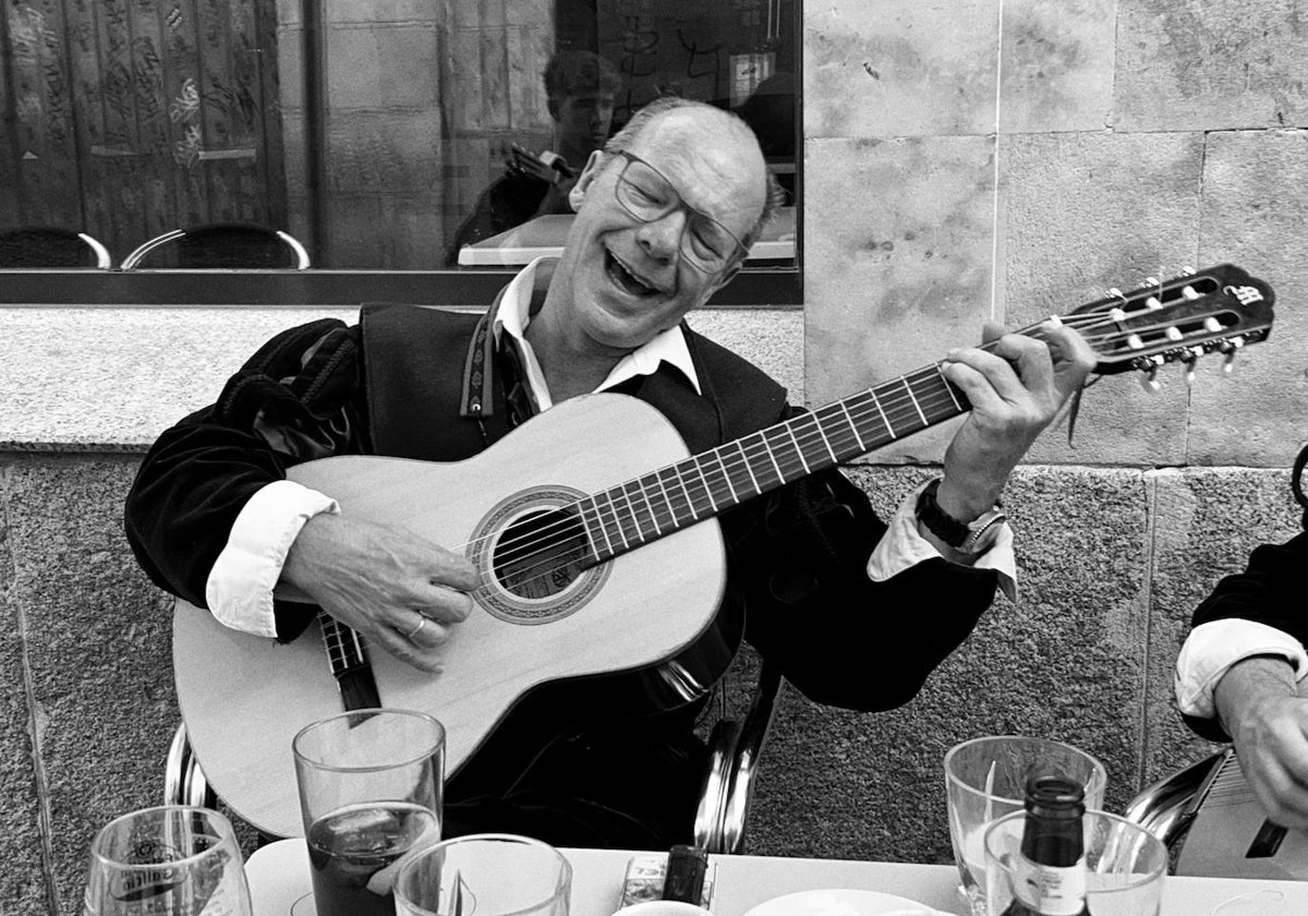 El tuno Javier Juárez con su guitarra en un bar salmantino.