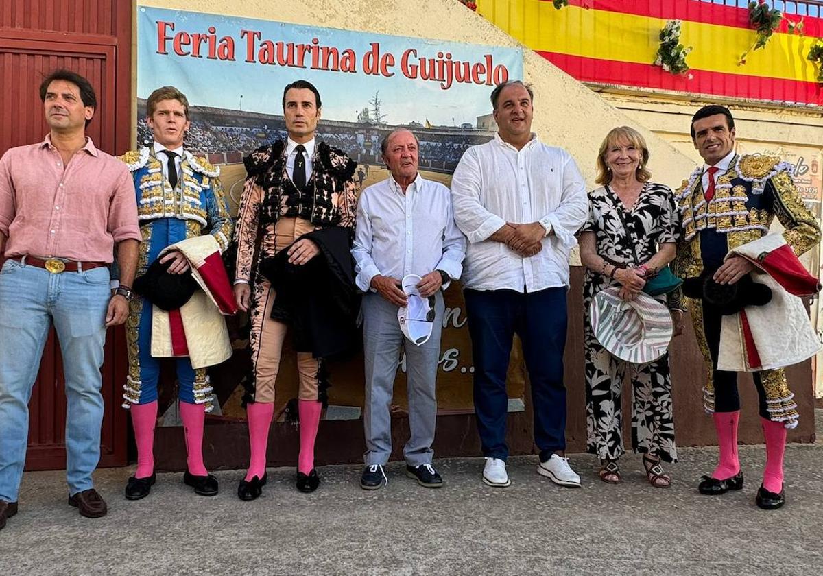 La expresidenta de la Comunidad de Madrid posa con los toreros.