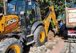 Imagen de una excavadora interviniendo en la zona.