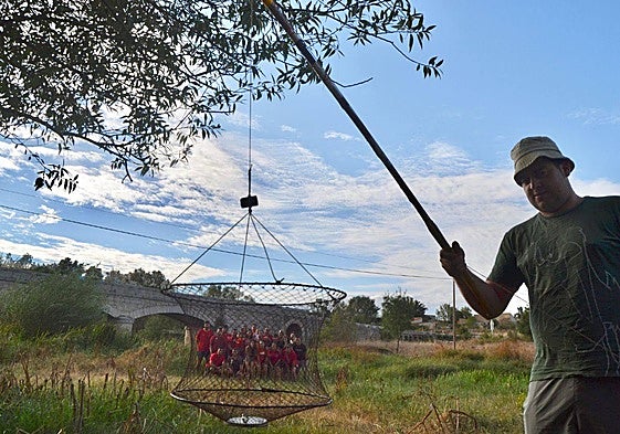 Imagen de la pesca del cangrejo en Pelarrodríguez.