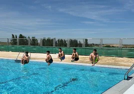 Jóvenes tirándose a la piscina.