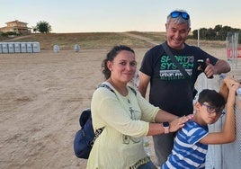 Mariano, Lucas y Fátima, los primeros de la fila para ver a Isabel Aaiún.