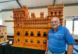 Heraclio posa junto a la maqueta del Palacio de Monterrey