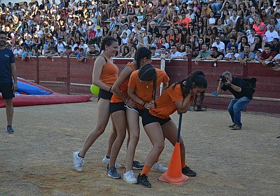 La prueba de explotar globos fue de las más divertidas