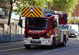 Imagen de un camión de los Bomberos de Salamanca circulando por la capital.