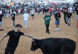 Un joven realiza un quiebro a la vaquilla