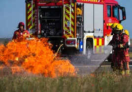 Los bomberos sofocan un incendio.