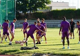 Villajos en medio de un rondo durante un entrenamiento del Salamanca UDS.