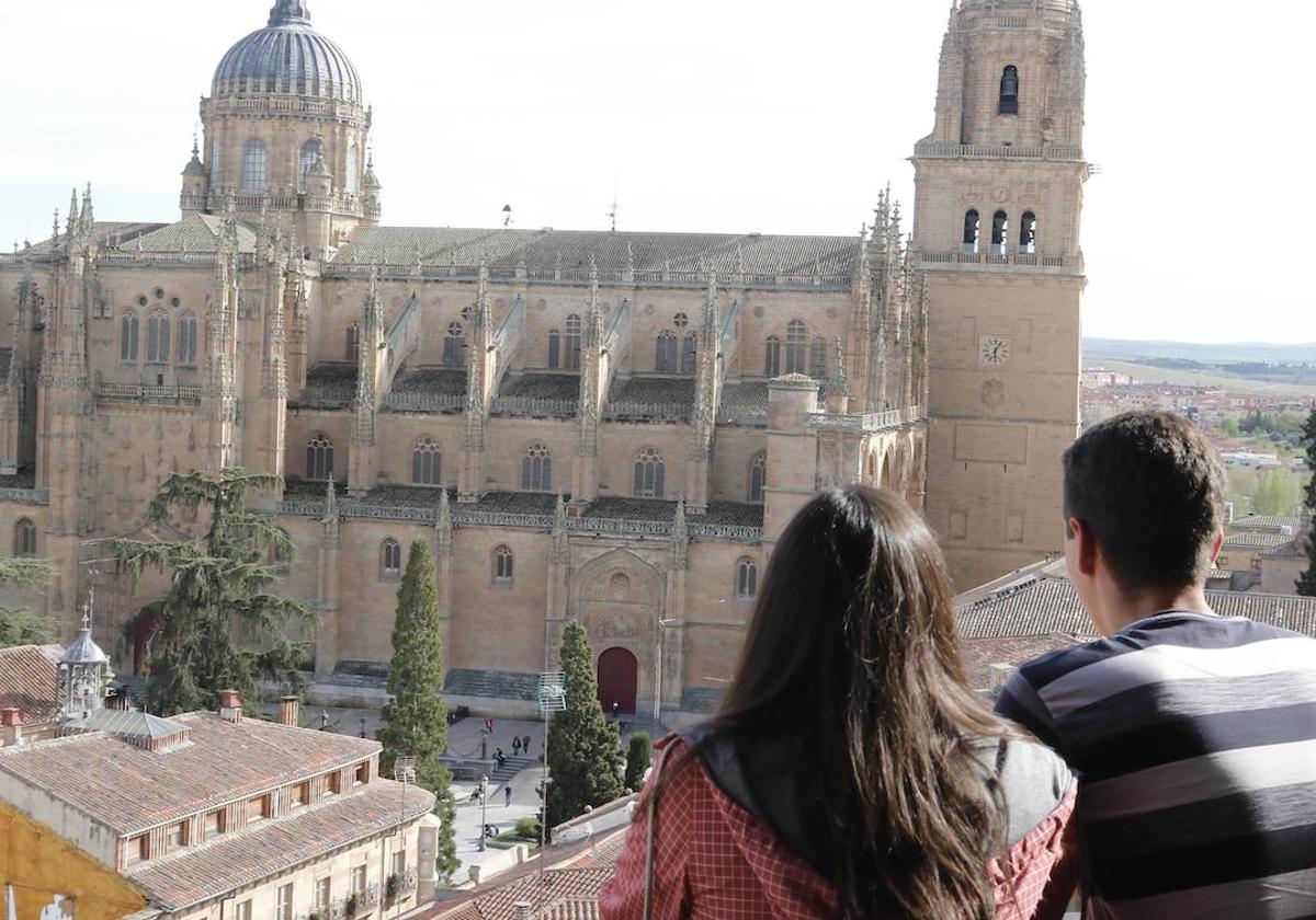 Una pareja observa la Catedral.