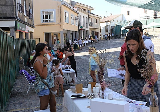Puestos variados durante una mañana apacible en el marco de las fiestas