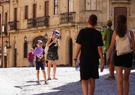 Numerosas personas sufren el sofocante calor de Salamanca.